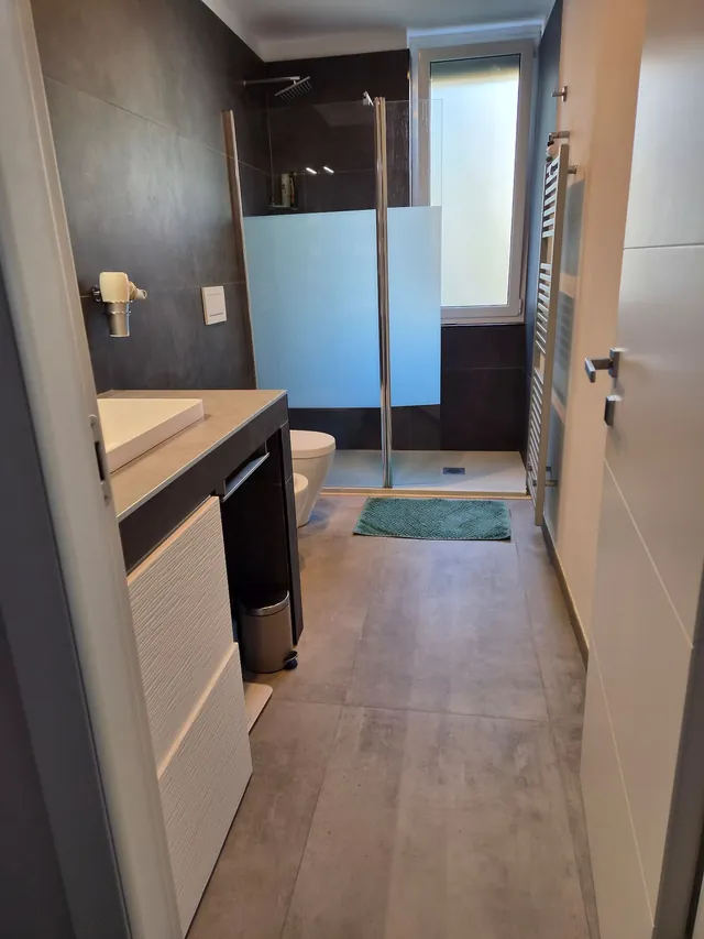 Bagno con doccia e mobile lavabo