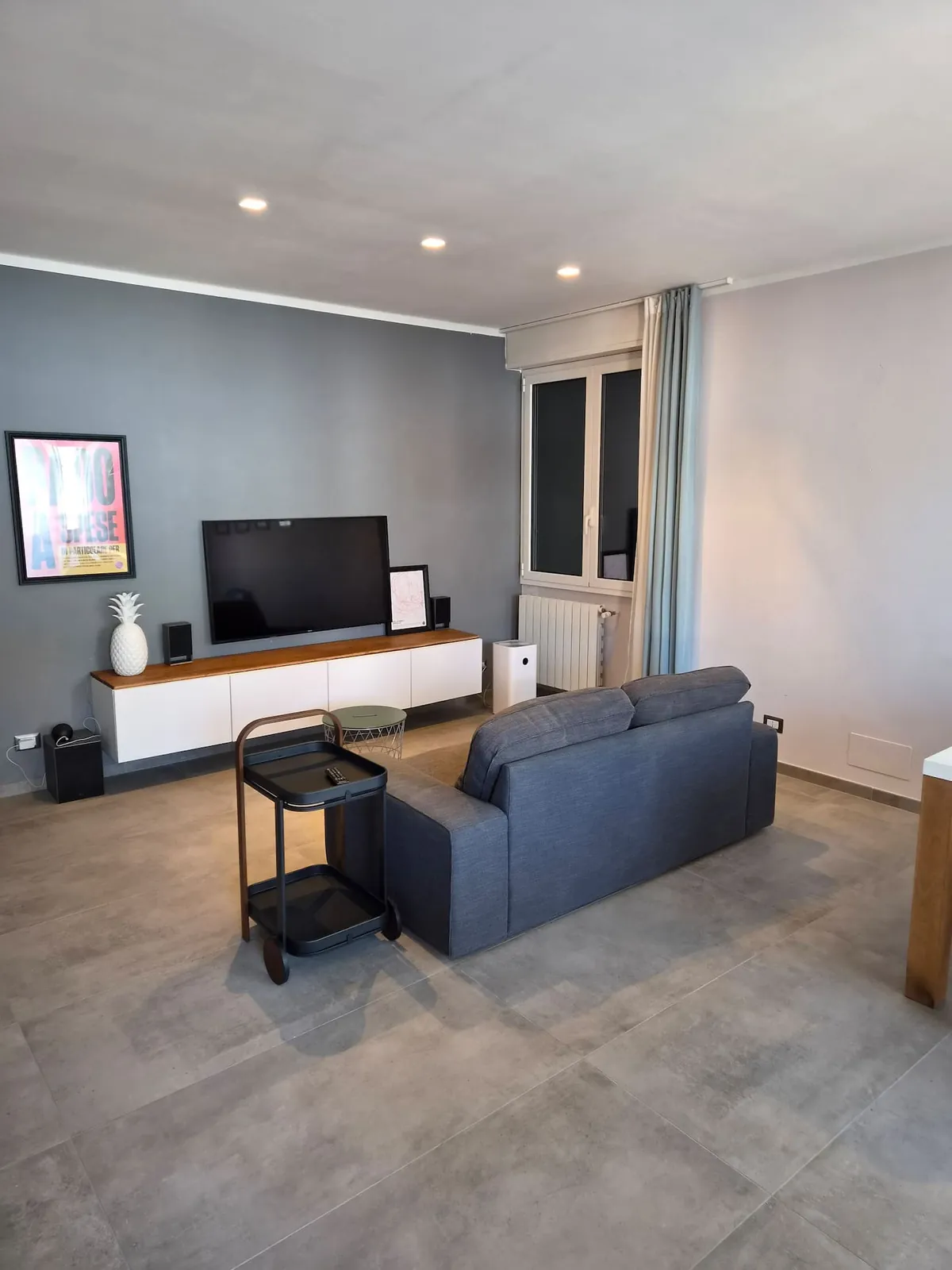 Il soggiorno con il divano letto e la smart TV